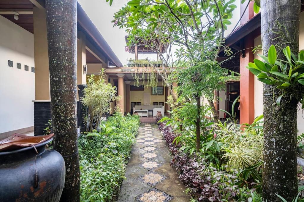 Villa Kenanga In Meninting By The Beach Mataram Eksteriør bilde